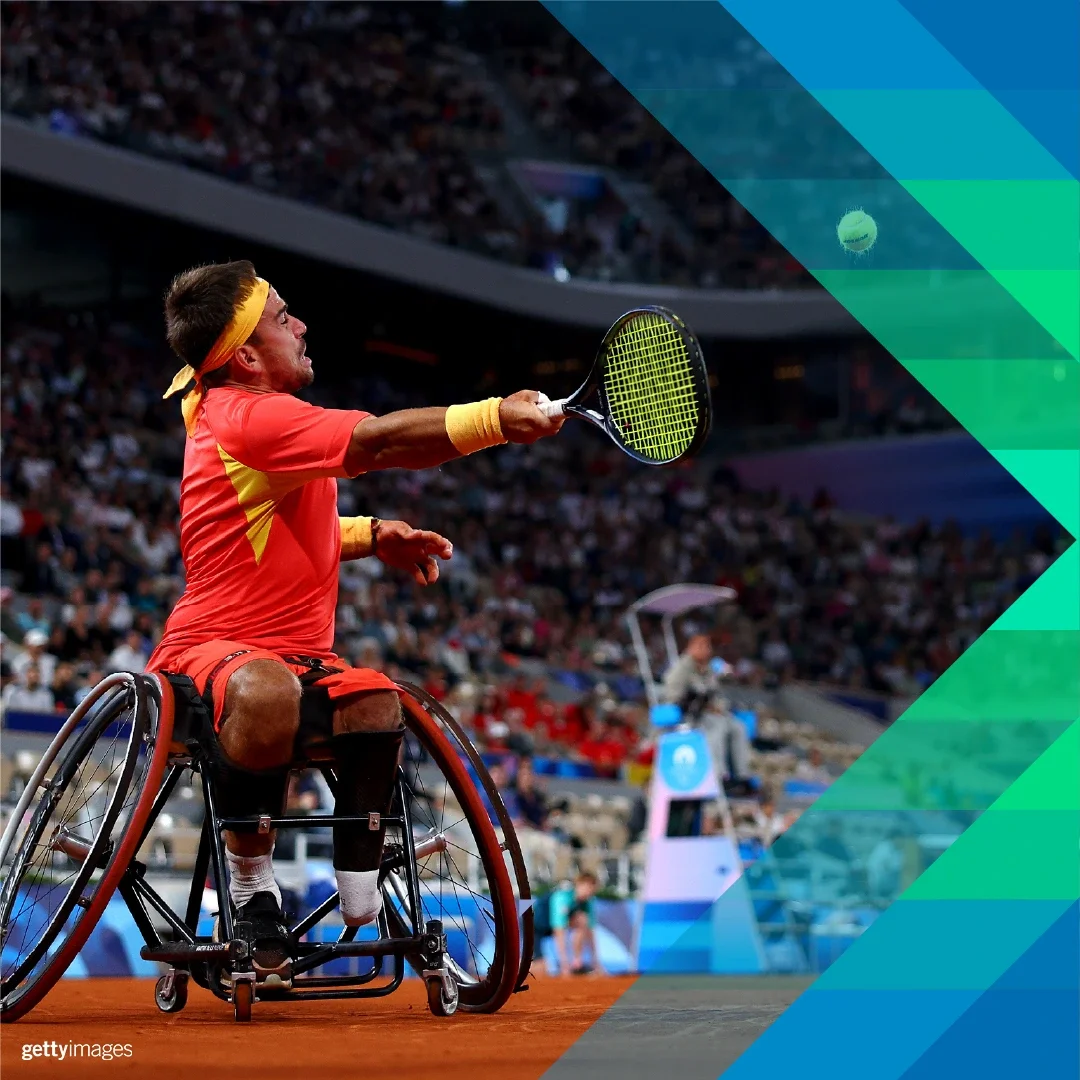Foto de un atleta paralímpico masculino de tenis en silla de ruedas golpeando una raqueta de tenis