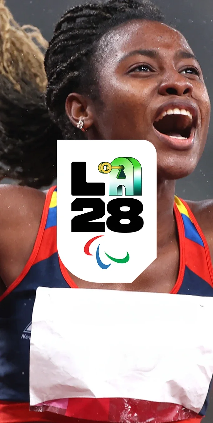 Una foto de una atleta femenina de pista celebrando con la mano derecha en alto y el emblema de la ‘A’ Innovación sin límites sobre un fondo blanco en forma de escudo encima de la foto.