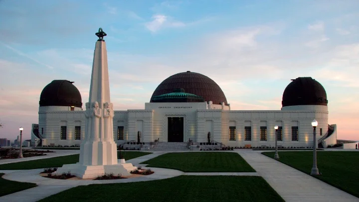 Entrada principal del Griffith Observatory con el atardecer de fondo