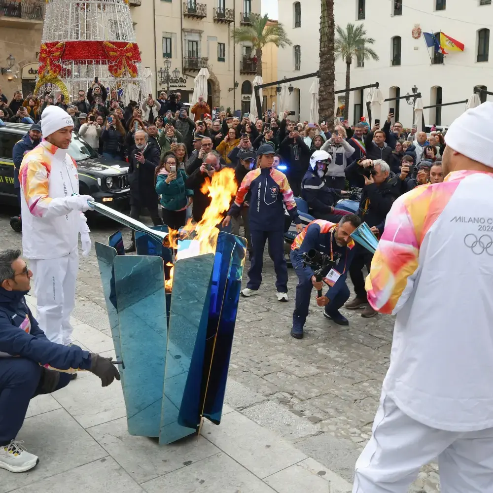 People lightning the Olympic torch
