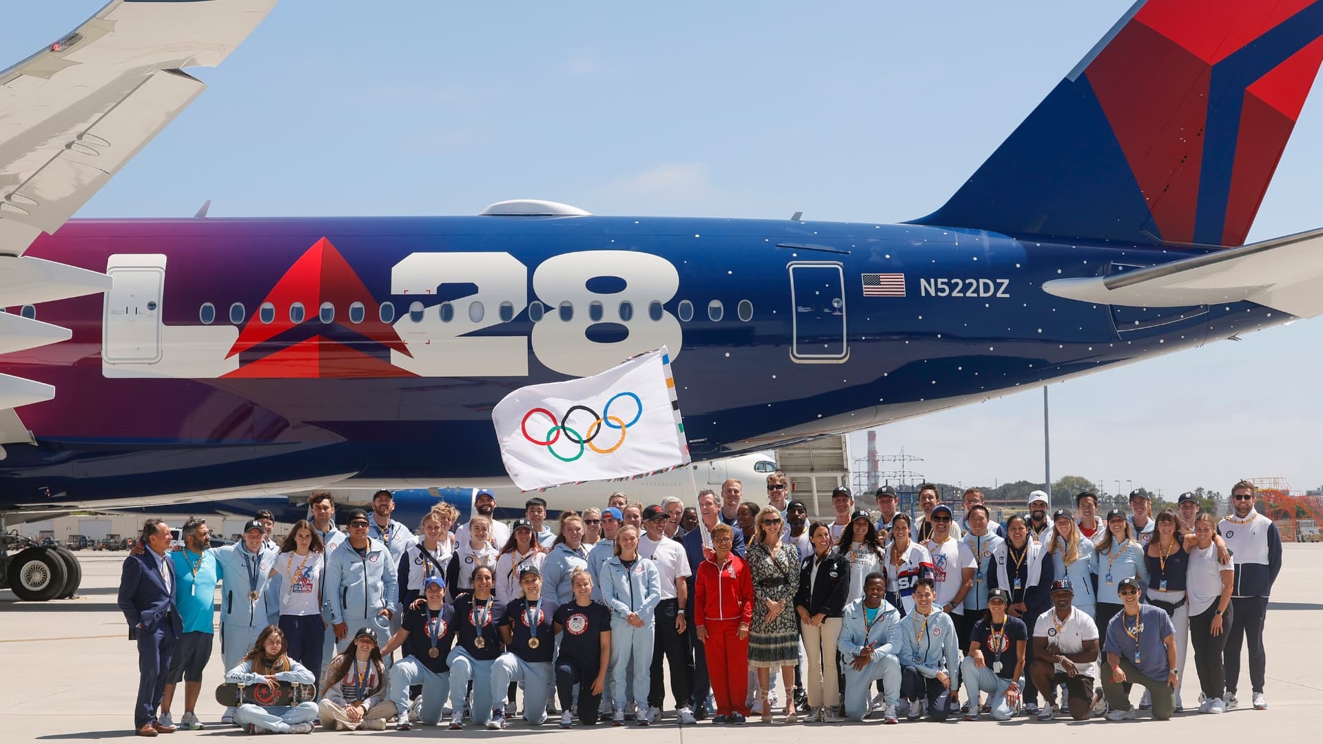 LA28 da la Bienvenida a la Bandera Olímpica Oficial image